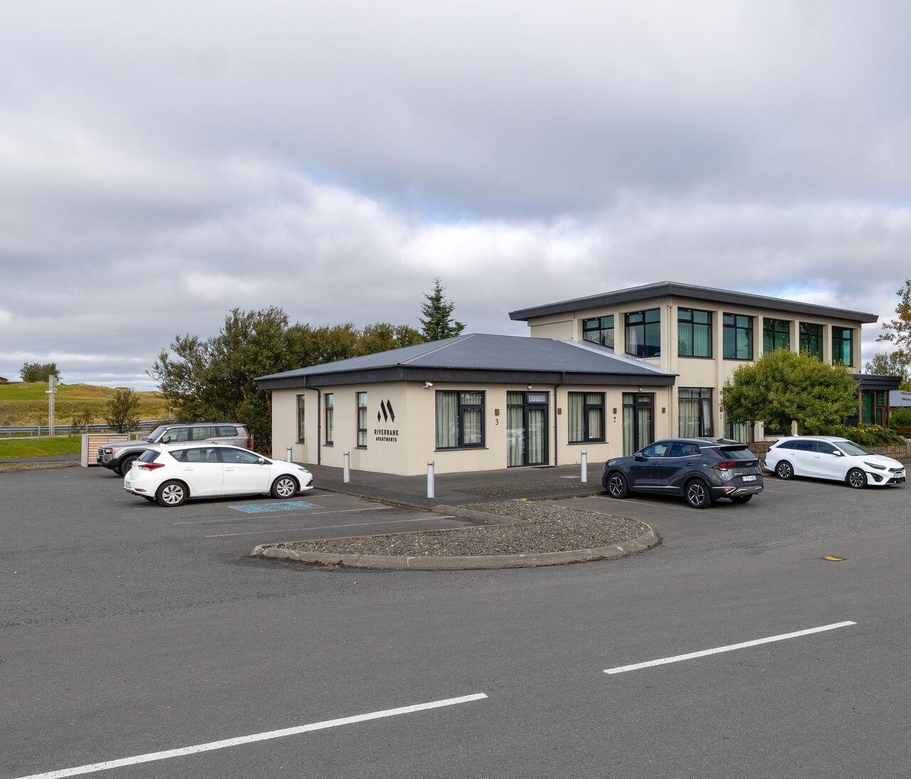 The Riverbank building on Þrúðvangur in Hella, seen across the forecourt in autumn