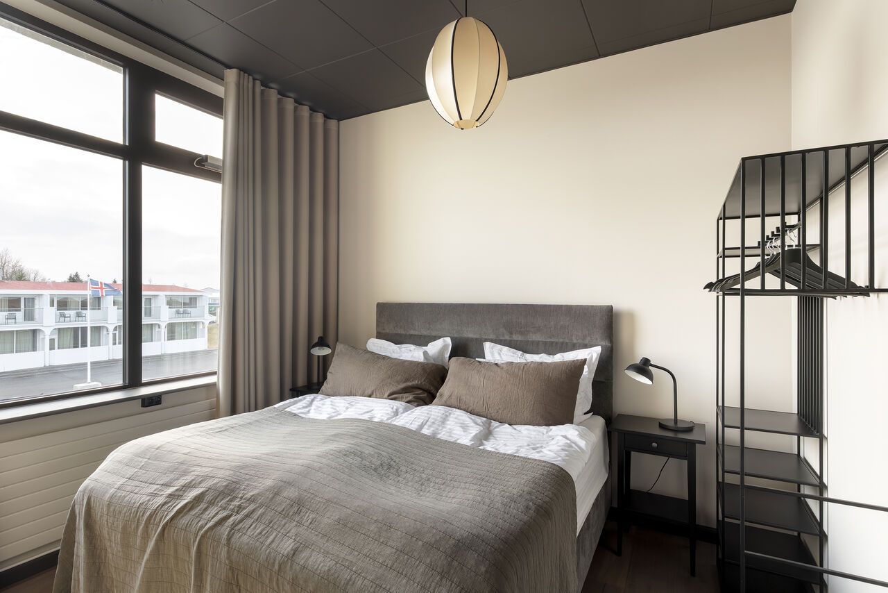A bedroom in the Penthouse, in grey and rust